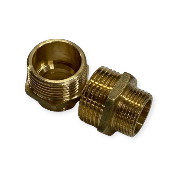 Messing verloopnippel van 1 inch naar 3/4 inch, ontworpen voor het aansluiten van flexibele slangen op de bypass van de waterontharder. Deze duurzame nippel zorgt voor een stevige verbinding, waardoor een soepele en betrouwbare waterstroom door het wateronthardingssysteem wordt gewaarborgd.